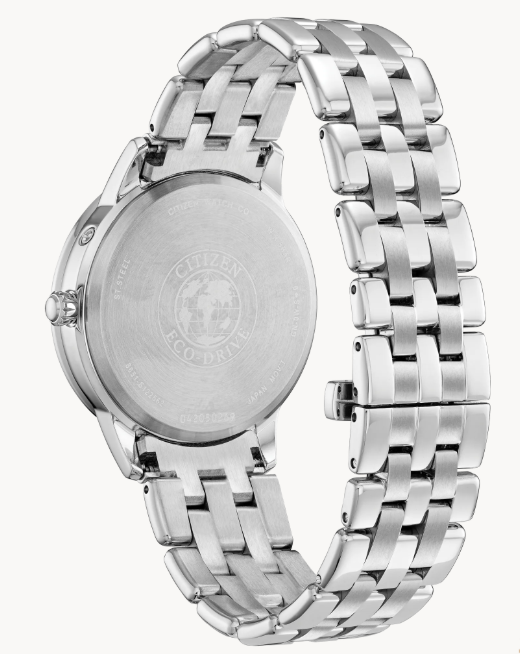 For a touch of modern elegance and functionality, the women’s Calendrier not only tracks the phases of the moon, but also displays the time, month, day, and date.