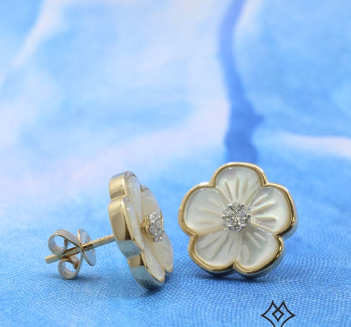 MOTHER OF PEARL FLOWER EARRINGS IN 14KT YELLOW GOLD