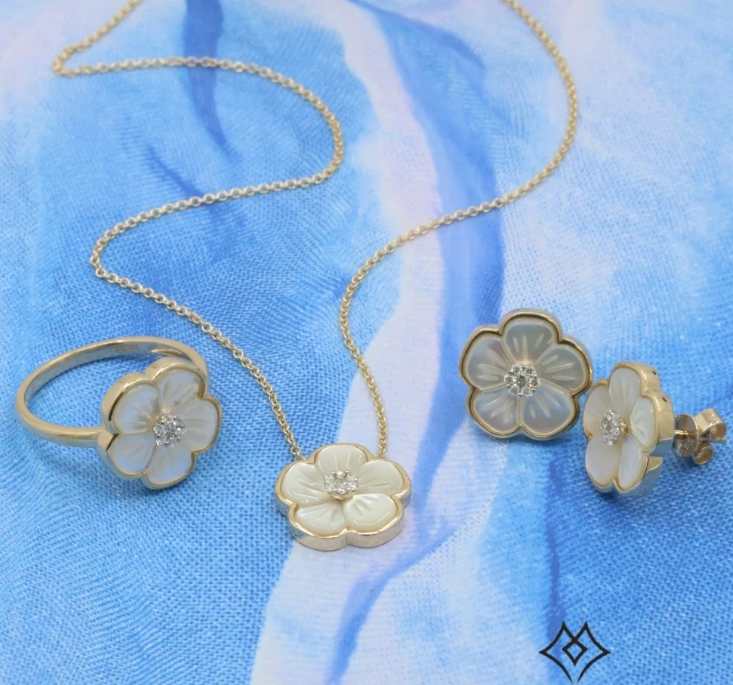 MOTHER OF PEARL FLOWER EARRINGS IN 14KT YELLOW GOLD