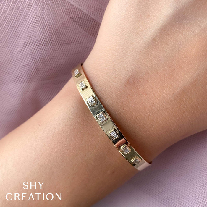 0.46 TOTAL CARAT WEIGHT DIAMOND BAGUETTE LATCH LOCK BANGLE IN 14K YELLOW GOLD