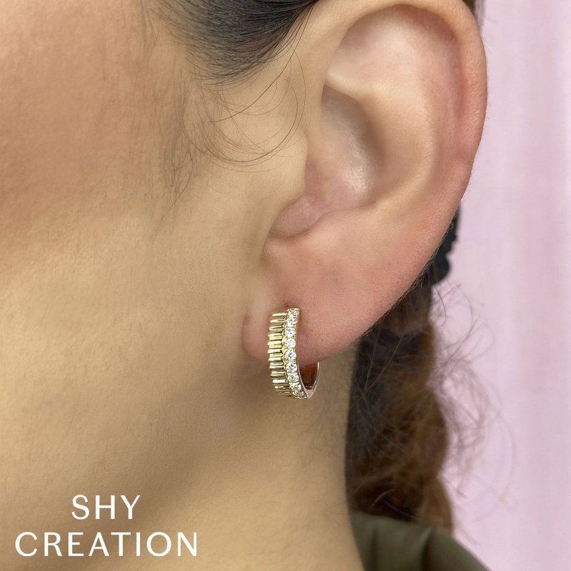 SHY CREATION | 0.34 CTW DIAMOND RIBBED HUGGIE EARRINGS | 14K YELLOW GOLD | SC22009148 - Brownee Jewelers